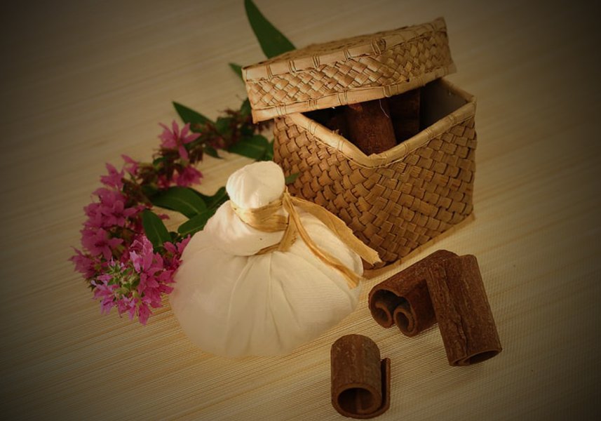 Gewürze, Kräutermassage, Zimt, Blüten, Korb Gewürze, Kräutermassage, Zimt, Blüten, Korb