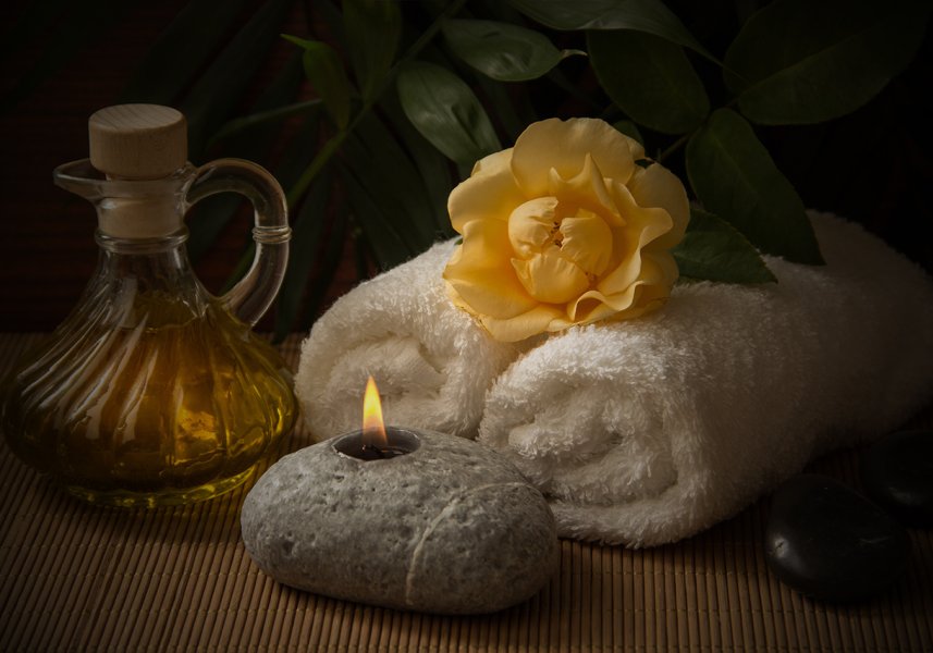 Stilleben mit Karaffe, Handtücher weiß und gerollt, Kerze